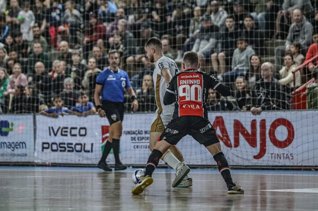 Imagem da equipe do Criciúma Futsal durante um jogo contra o Joinville