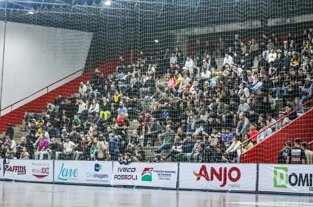 Imagem da torcida do Criciúma Futsal em uma partida