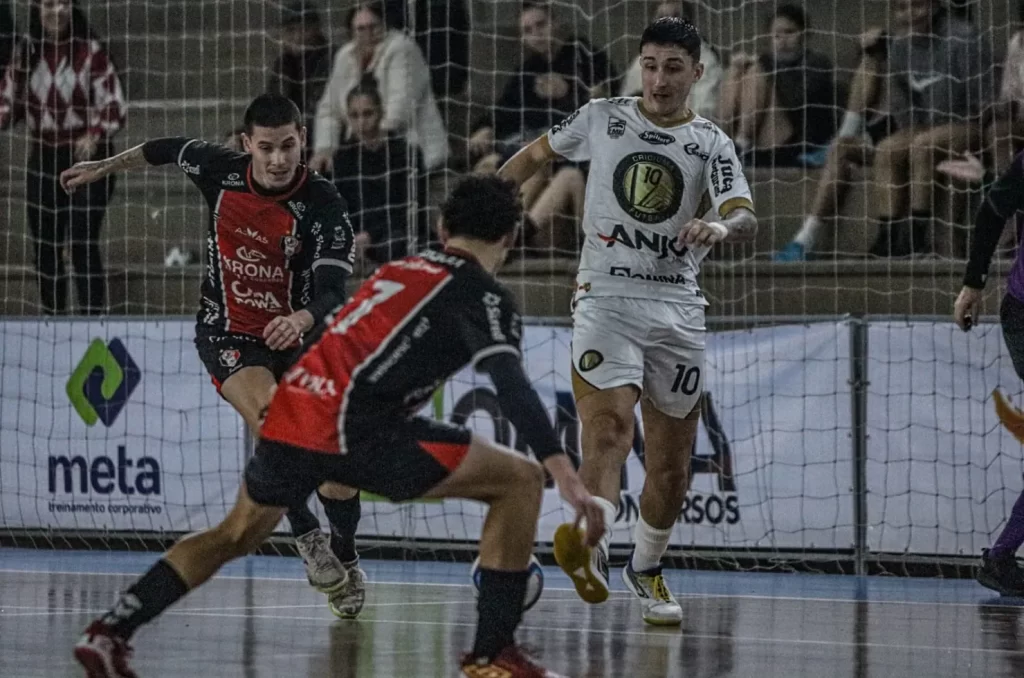 Jogadores do Criciúma Futsal enfrentando o Joinville