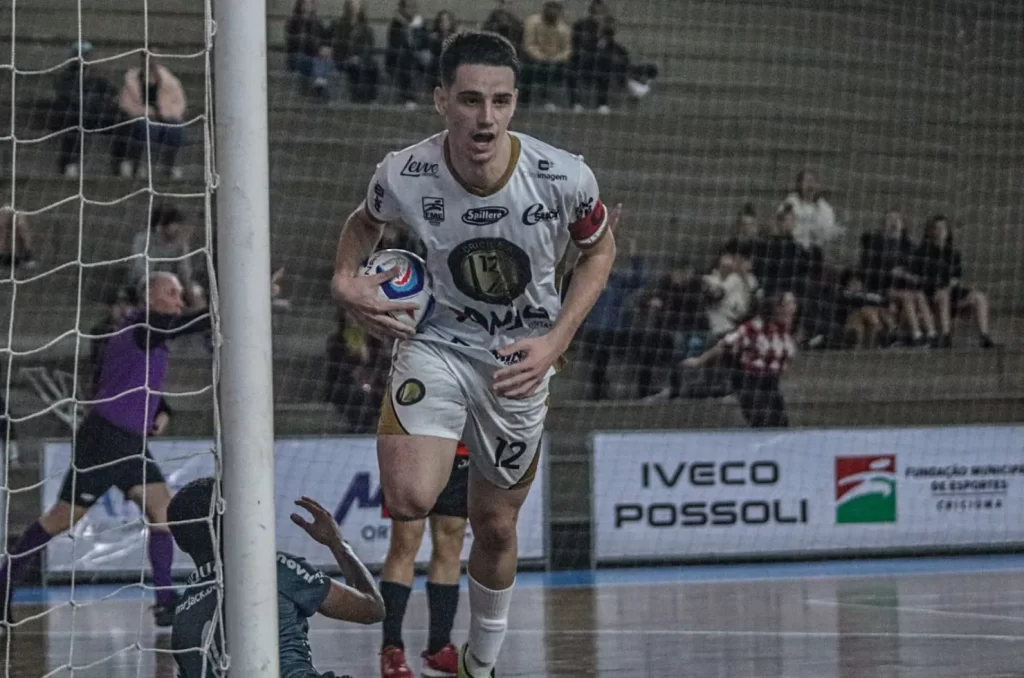 Jogador do Criciúma Futsal comemorando um gol contra o Joinville