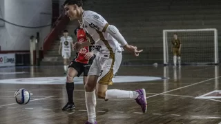 Jogadores do Criciúma Futsal enfrentando o Joinville