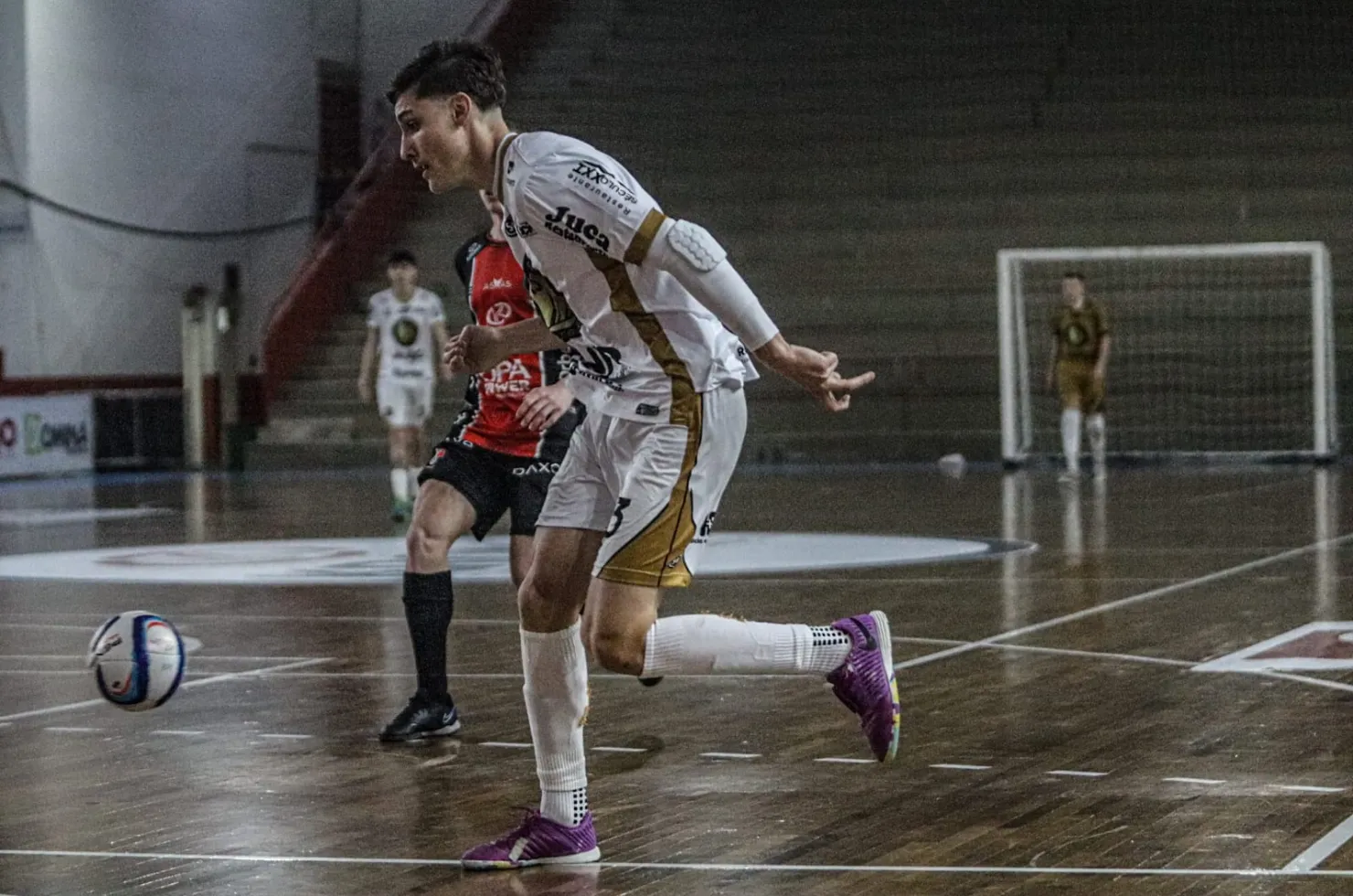 Jogadores do Criciúma Futsal enfrentando o Joinville