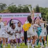 Imagem da equipe das Meninas Carvoeiras comemorando o título da Copa Santa Catarina Sub-15