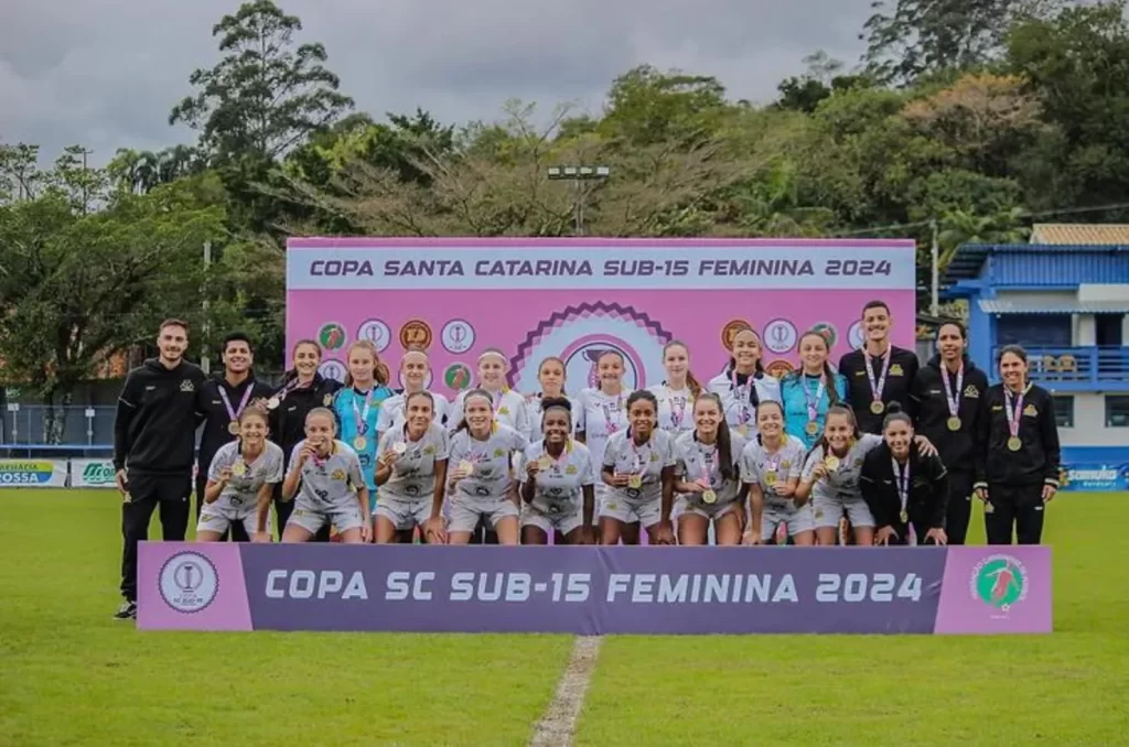 Meninas Carvoeiras posando para a foto oficial antes da final da Copa Santa Catarina Sub-15 no Estádio da Montanha