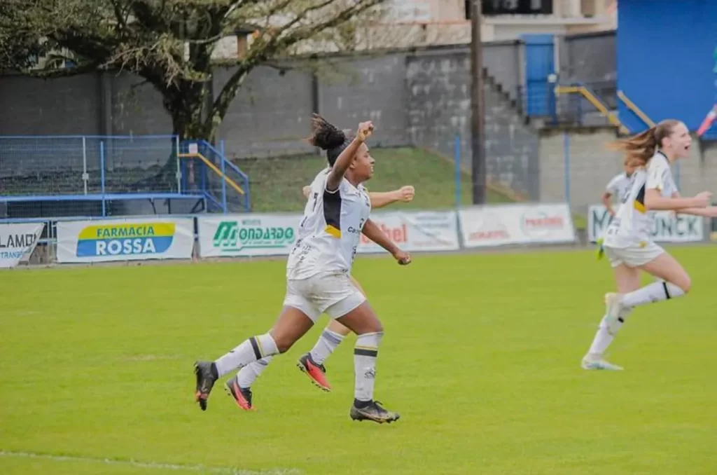 Imagem da jogadora Santana durante o jogo final da Copa Santa Catarina Sub-15 no Estádio da Montanha