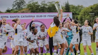 Imagem da equipe das Meninas Carvoeiras comemorando o título da Copa Santa Catarina Sub-15