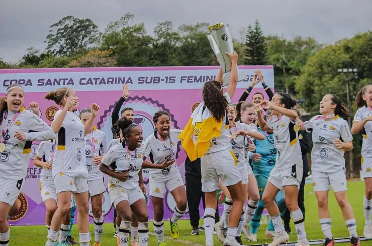 Imagem da equipe das Meninas Carvoeiras comemorando o título da Copa Santa Catarina Sub-15