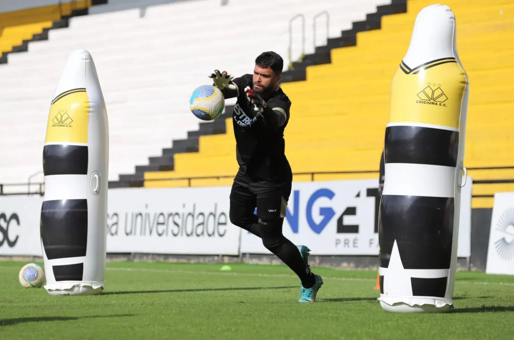 Criciúma realiza treino tático para enfrentar Athletico Paranaense na Série A