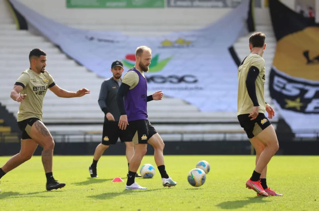 Criciúma realiza treino tático para enfrentar Athletico Paranaense na Série A