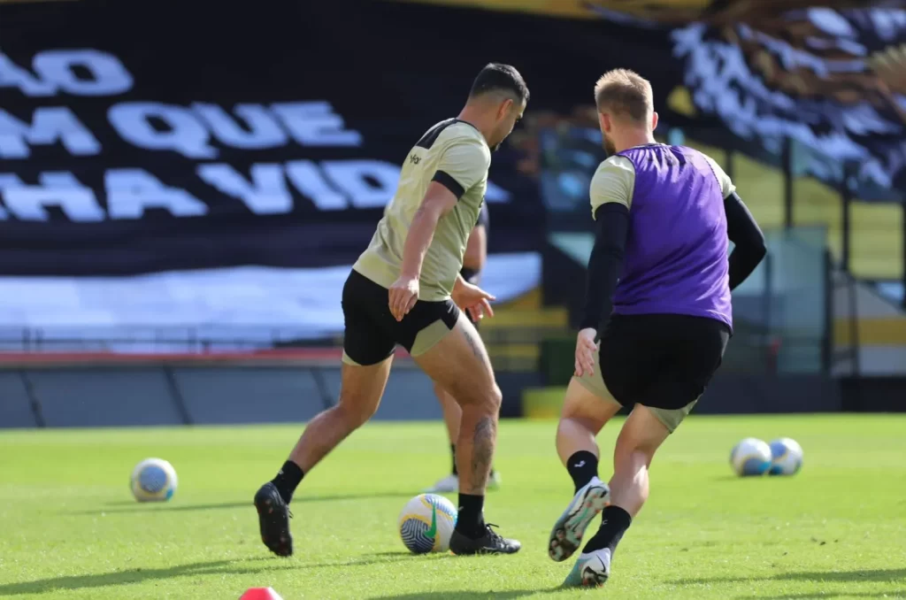 Criciúma realiza treino tático para enfrentar Athletico Paranaense na Série A