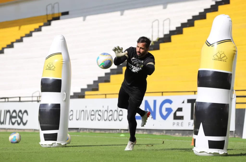 Criciúma realiza treino tático para enfrentar Athletico Paranaense na Série A