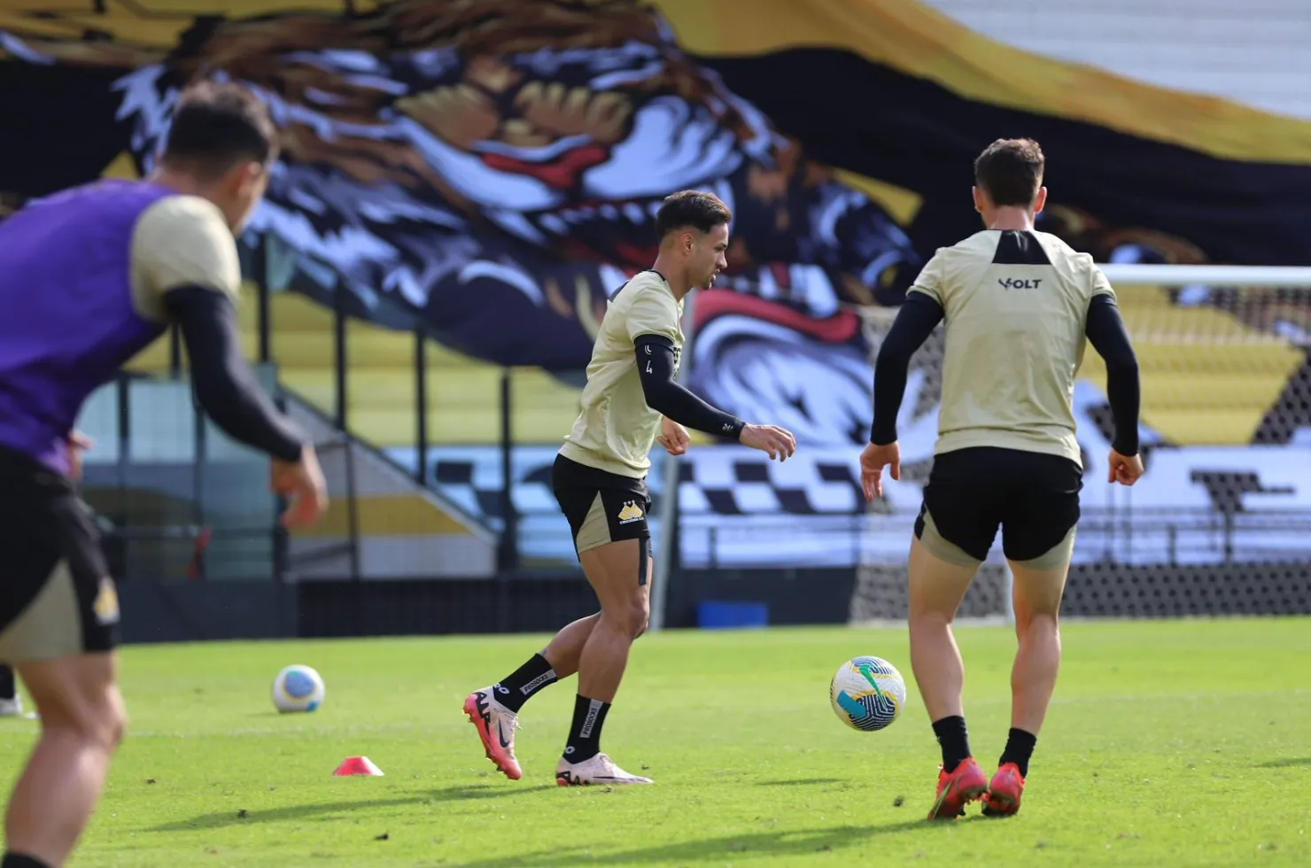 Criciúma realiza treino tático para enfrentar Athletico Paranaense na Série A