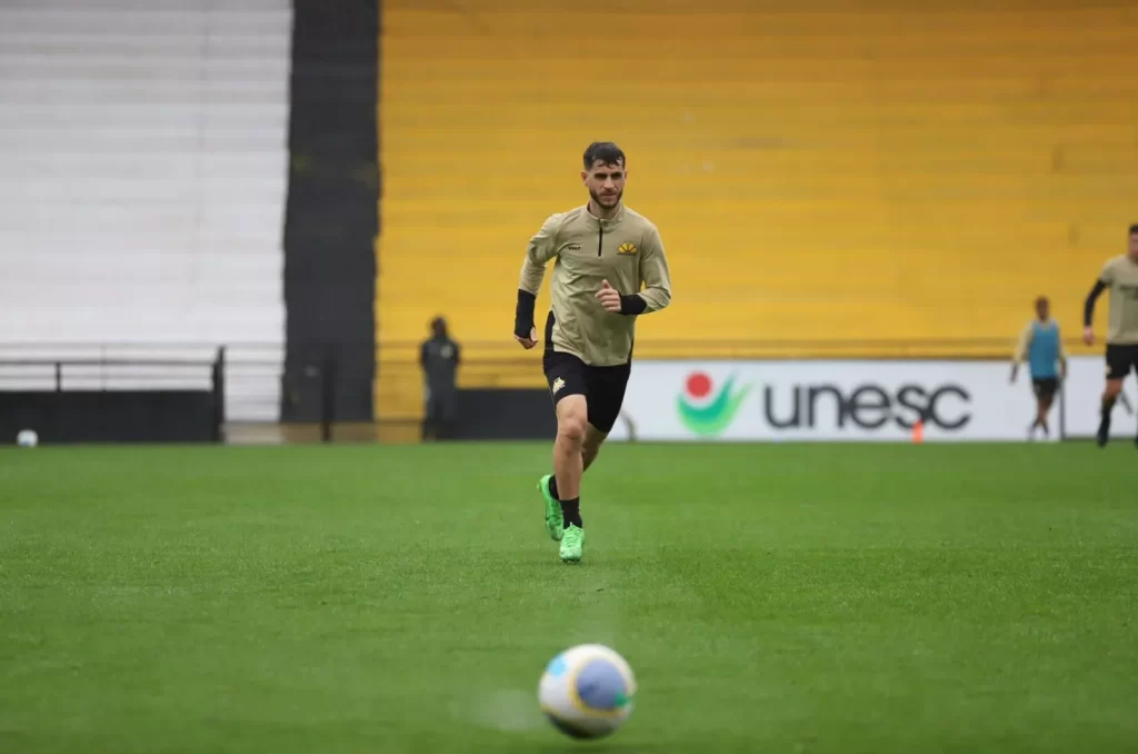 Treino do Criciúma no Estádio Heriberto Hülse com foco na partida contra o Palmeiras pela Série A do Campeonato Brasileiro