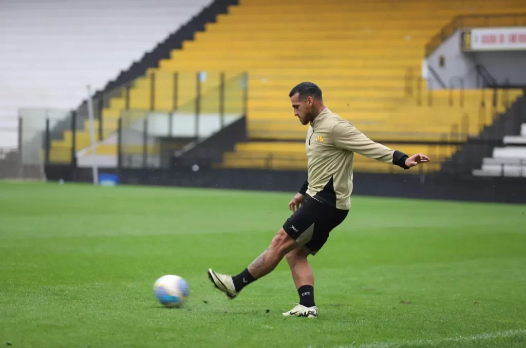 Treino do Criciúma no Estádio Heriberto Hülse com foco na partida contra o Palmeiras pela Série A do Campeonato Brasileiro