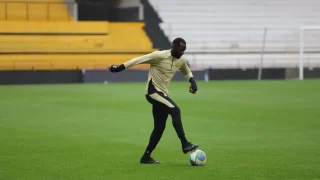 Treino do Criciúma no Estádio Heriberto Hülse com foco na partida contra o Palmeiras pela Série A do Campeonato Brasileiro