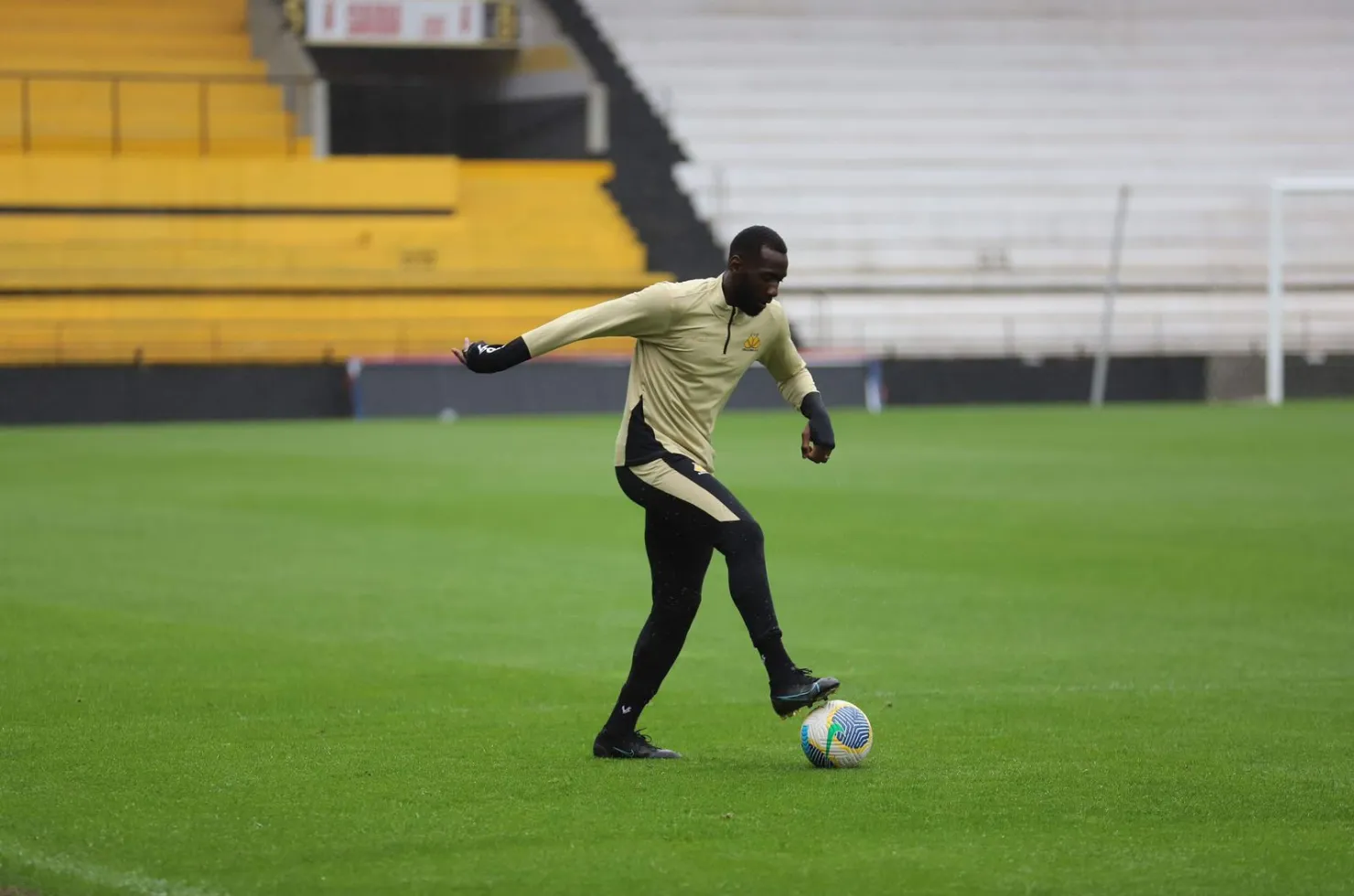 Treino do Criciúma no Estádio Heriberto Hülse com foco na partida contra o Palmeiras pela Série A do Campeonato Brasileiro