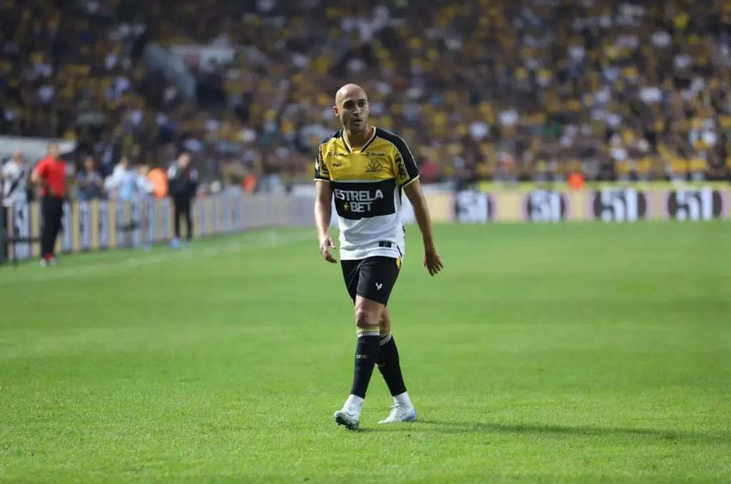 Dudu, lateral do Criciúma, em ação durante uma partida, vestindo a camisa do clube.