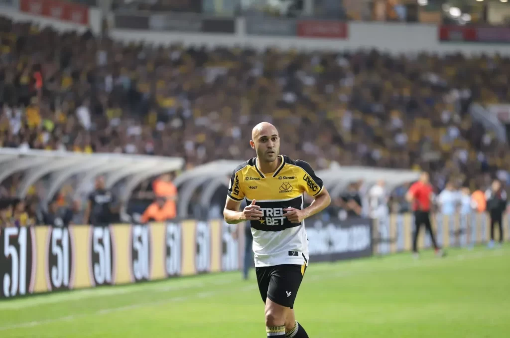 Dudu, lateral do Criciúma, em ação durante uma partida, vestindo a camisa do clube.