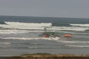 Embarcação com tripulantes naufraga em Passo de Torres