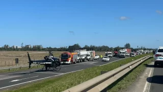 Acidente na BR-101 em Araranguá envolvendo dois caminhões e um carro de passeio, com aeronave da Polícia Civil e SAMU Aeromédico realizando resgate do motorista ferido