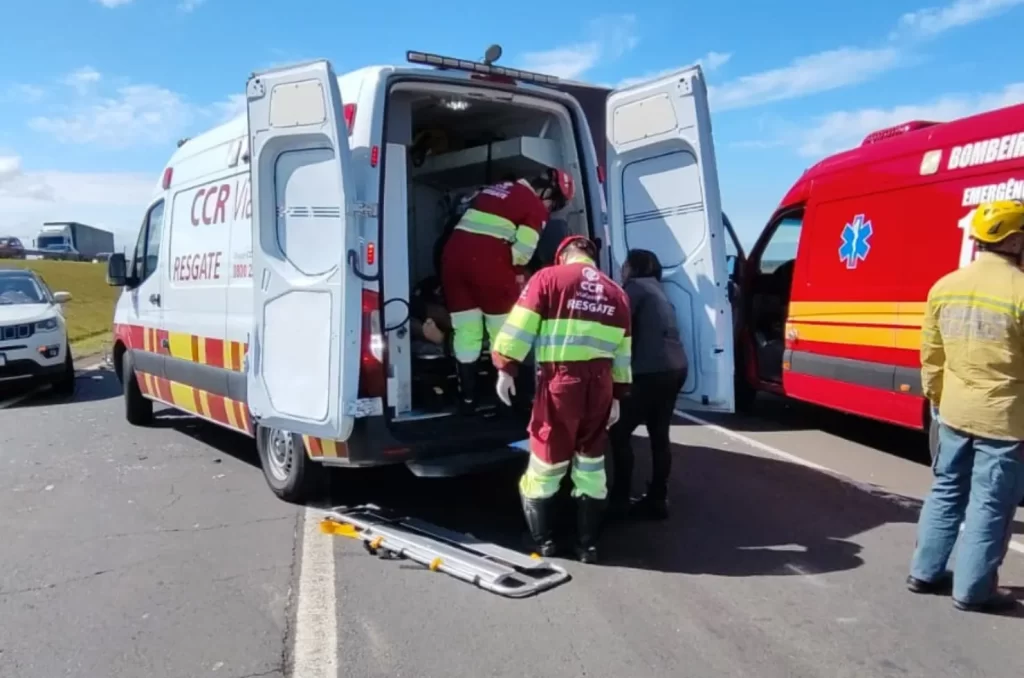 Acidente na BR-101 em Araranguá envolvendo dois caminhões e um carro de passeio, com aeronave da Polícia Civil e SAMU Aeromédico realizando resgate do motorista ferido