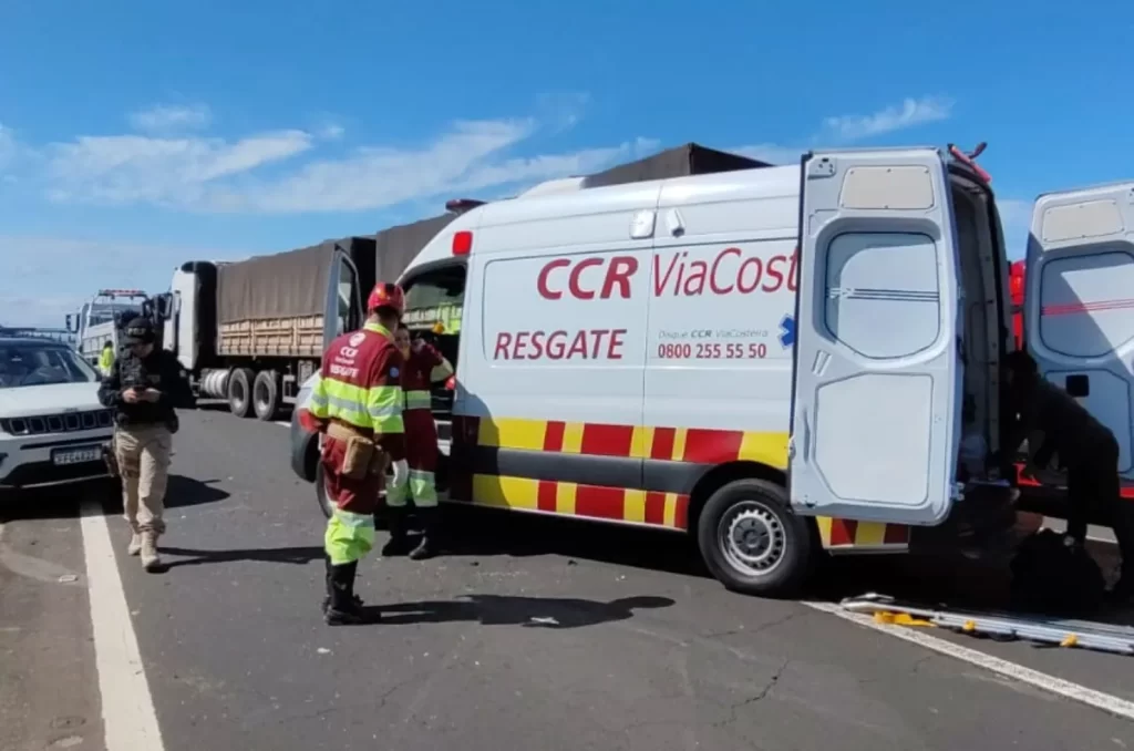 Acidente na BR-101 em Araranguá envolvendo dois caminhões e um carro de passeio, com aeronave da Polícia Civil e SAMU Aeromédico realizando resgate do motorista ferido