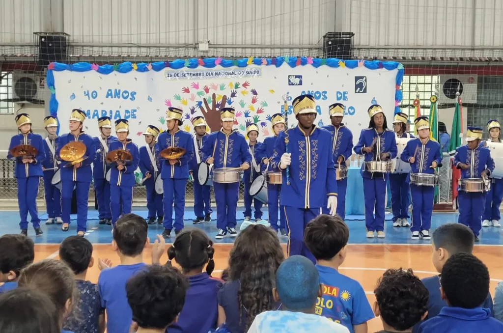 Alunos e professores participam das comemorações do Dia Nacional do Surdo na Escola Professora Maria de Lourdes Carneiro, em Criciúma