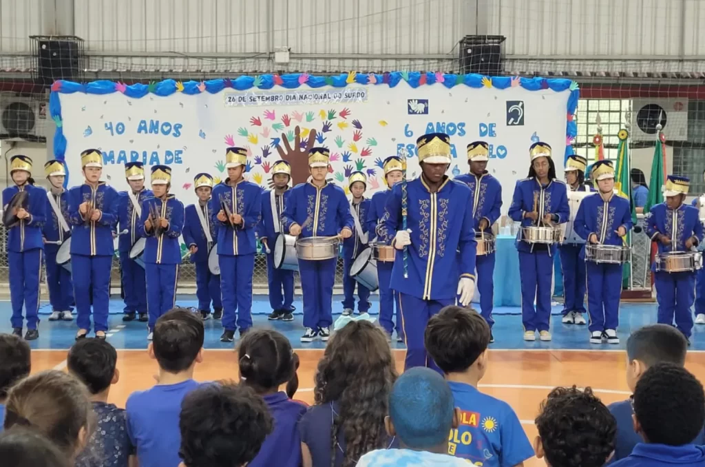 Alunos e professores participam das comemorações do Dia Nacional do Surdo na Escola Professora Maria de Lourdes Carneiro, em Criciúma