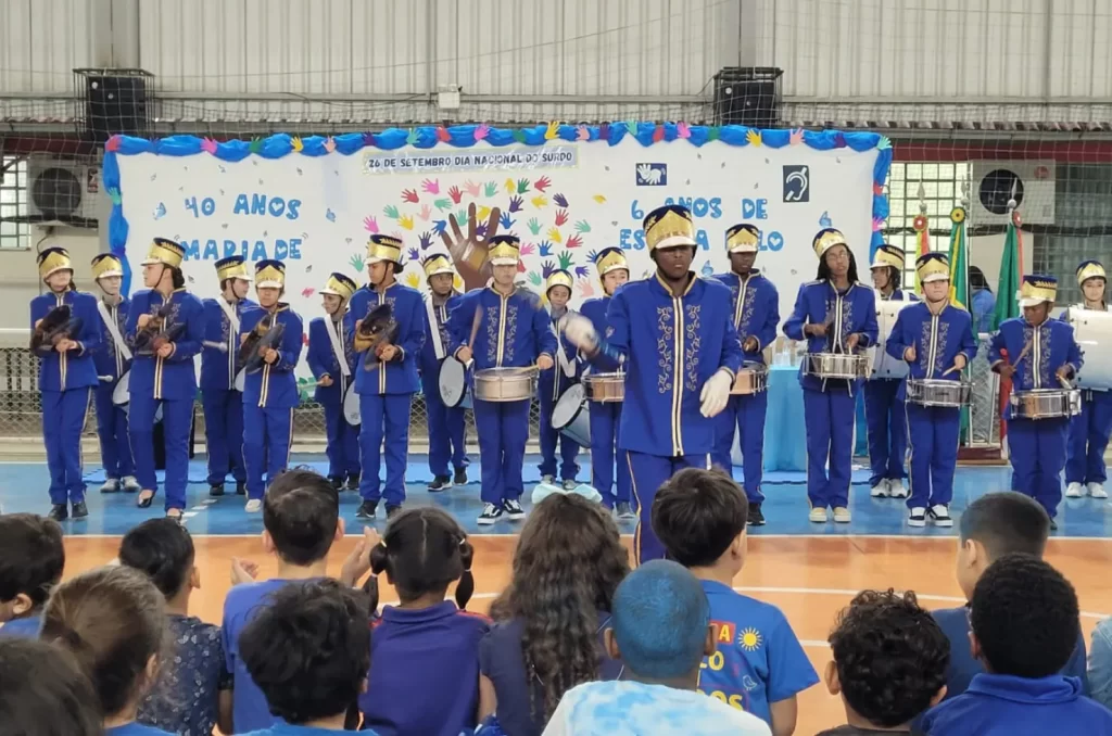 Alunos e professores participam das comemorações do Dia Nacional do Surdo na Escola Professora Maria de Lourdes Carneiro, em Criciúma