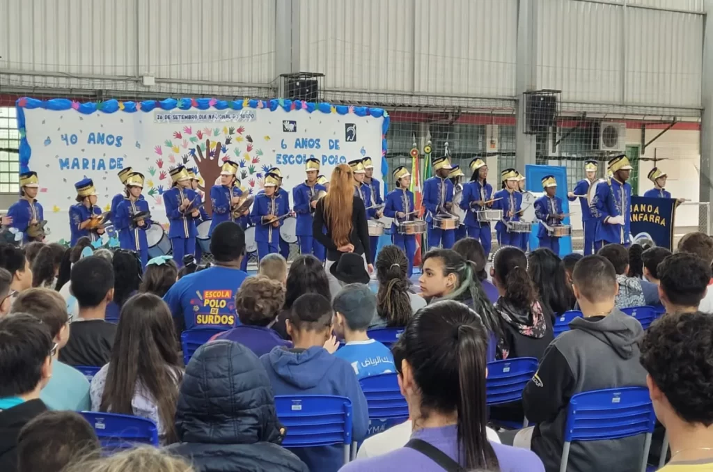 Alunos e professores participam das comemorações do Dia Nacional do Surdo na Escola Professora Maria de Lourdes Carneiro, em Criciúma