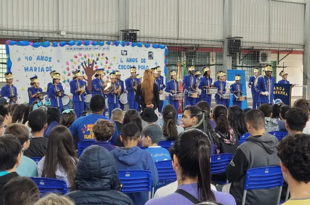 Alunos e professores participam das comemorações do Dia Nacional do Surdo na Escola Professora Maria de Lourdes Carneiro, em Criciúma