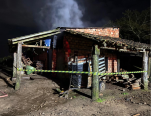 Estufa de fumo pega fogo em Ermo