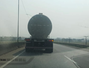Caminhão-tanque é flagrado a 132 km/h na BR-101