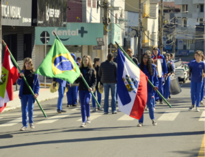 Fanfarras desfilam pelo centro de Siderópolis