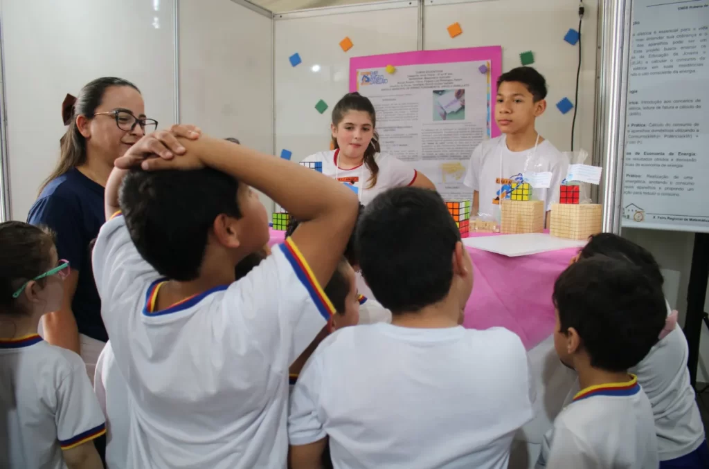 Feira de Matemática da Região Carbonífera com visitantes e projetos expostos no Parque dos Imigrantes