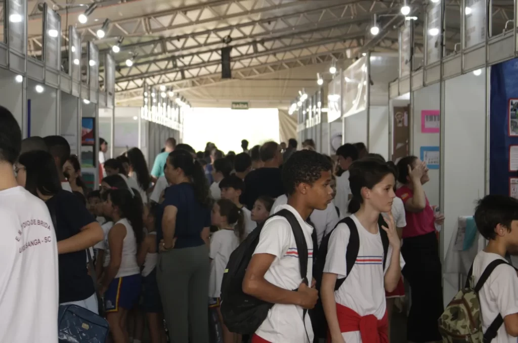 Feira de Matemática da Região Carbonífera com visitantes e projetos expostos no Parque dos Imigrantes