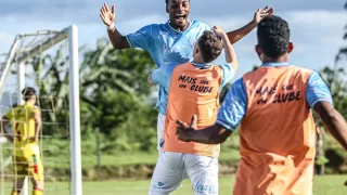 Thauan comemorando o gol da vitória do Caravaggio sobre o Brusque pela Copa SC Sub-21