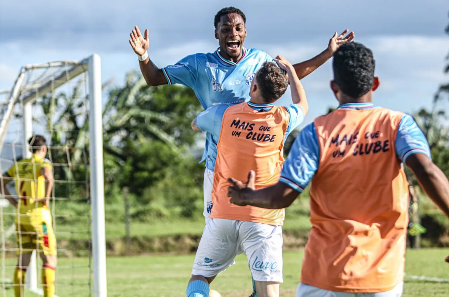 Thauan comemorando o gol da vitória do Caravaggio sobre o Brusque pela Copa SC Sub-21