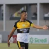 Zagueiro Rodrigo, do Criciúma em uma partida