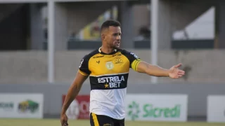 Zagueiro Rodrigo, do Criciúma em uma partida