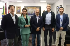 Participantes da audiência com o governador Jorginho Mello e o CEO da Copa Airlines, incluindo secretários de Estado e o country manager da Copa Airlines no Brasil