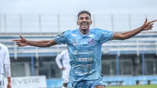 Henrique, volante do Caravaggio, emprestado ao Nação, comemora gols decisivos na Série B e Copa Santa Catarina 2024