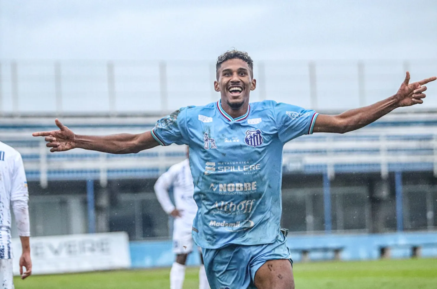 Henrique, volante do Caravaggio, emprestado ao Nação, comemora gols decisivos na Série B e Copa Santa Catarina 2024