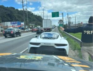 Homem com CNH suspensa dirige Maserati em Itajaí