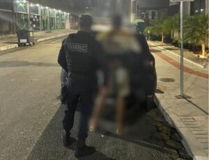 Homem é preso espiando vizinha tomar banho em BC