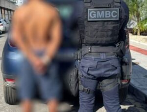 Homem tenta amarrar 36 latas de cerveja na camisa