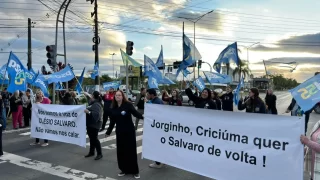 Apoiadores de Salvaro em manifestação pedindo a sua soltura