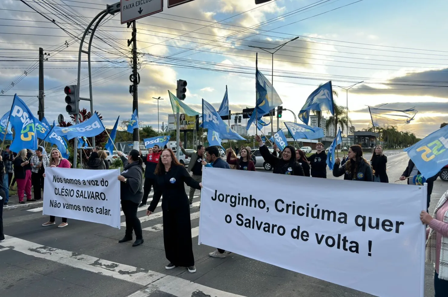 Apoiadores de Salvaro em manifestação pedindo a sua soltura