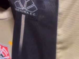 Camisa do Vitória com escudo do Criciúma é encontrada em loja oficial do clube baiano