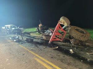 Colisão entre carro e trator deixa dois feridos em Marema